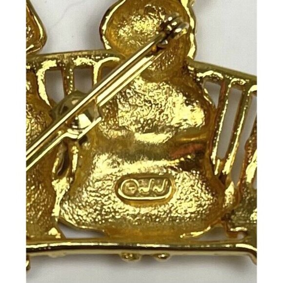 VTG 2" JONETTE JEWELRY Goldtone BROOCH Easter Rabbits Bunnies Bench SIGNED EUC - Picture 4 of 4